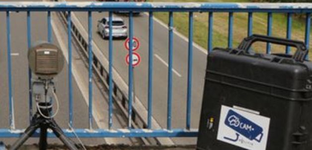 Geblitzt mit Fleischkäse-Brötchen am Steuer: Wird's jetzt doppelt teuer?