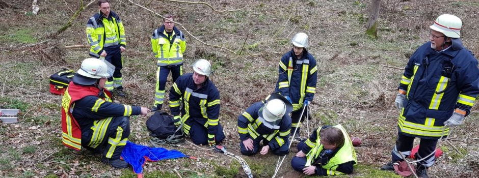 Schweißtreibender Einsatz: Feuerwehr rettet jungen Mann aus Bunkerruine