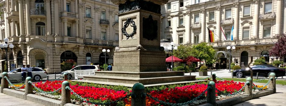 Wiesbadener (55) schlägt mit Regenschirm auf Taxi und Passant ein