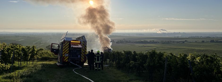 Flammen in den Reben: Erntemaschine fängt plötzlich Feuer