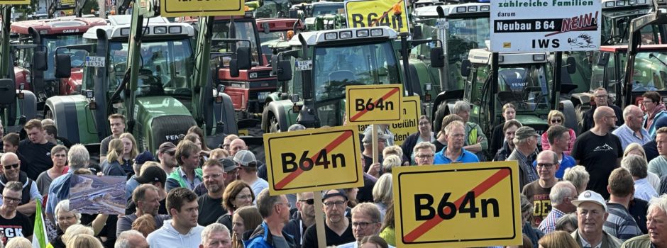 Über 400 Teilnehmer und 80 Trecker bei der Demo zum Planfeststellungsverfahren der B64n in Clarholz