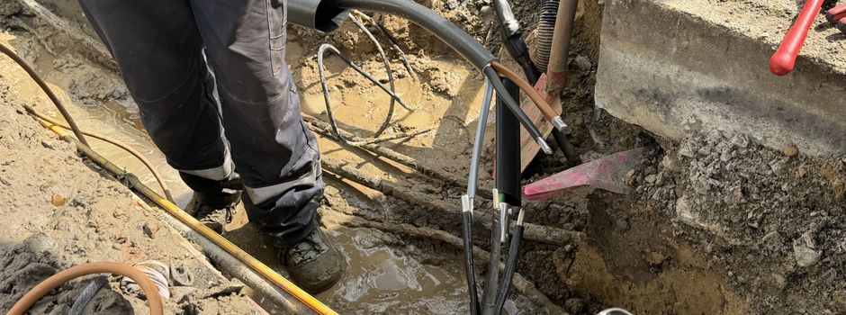 Stromausfall in der Bleichstraße: Defekte Muffen legen 16 Haushalte lahm – Reparatur läuft seit dem Morgen