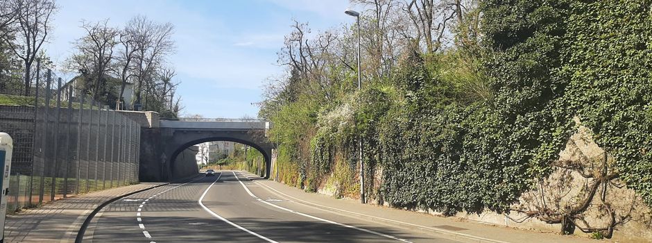 Mit über 100 km/h durch Mainz: Mann flieht vor Polizei und baut Unfall