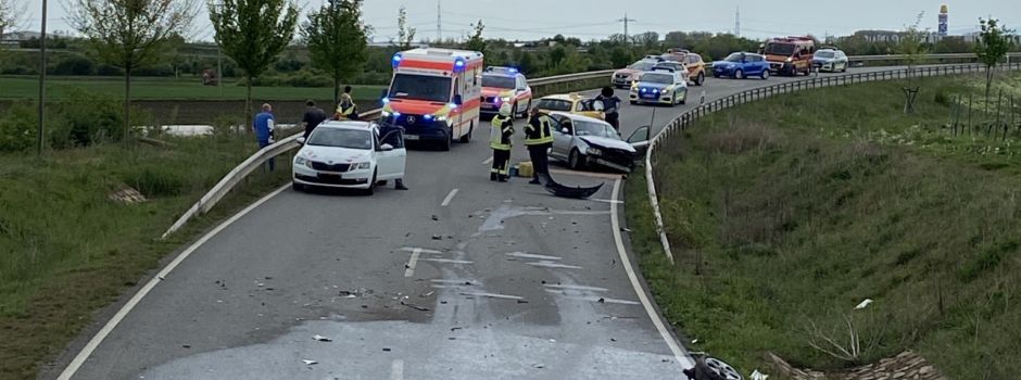Schwerer Unfall auf B271 bei Kirchheim: Autofahrerin kollidiert mit Lkw