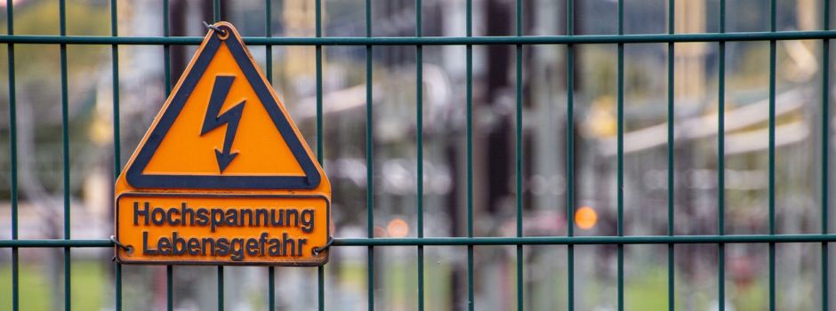 Bahnstrecke stundenlang gesperrt: 19-Jähriger stirbt nach Stromschlag auf Güterwaggon