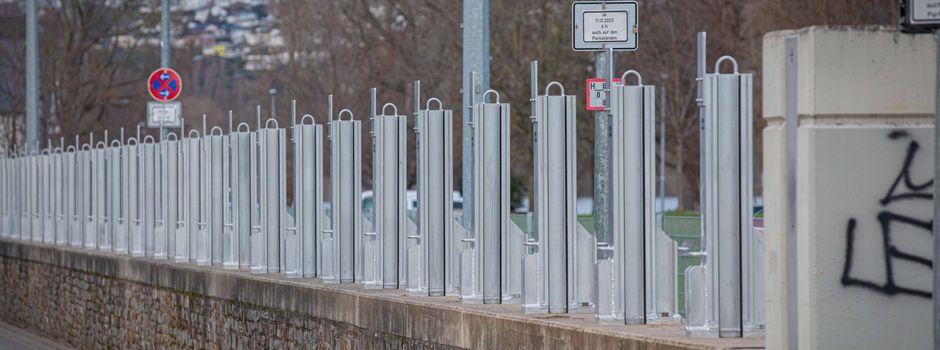 Stützen für Hochwasserschutzwand in Koblenz werden aufgebaut