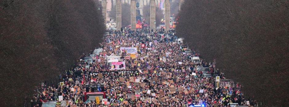 Proteste gegen AfD und CDU-Kurs - Polizei: 160.000 in Berlin
