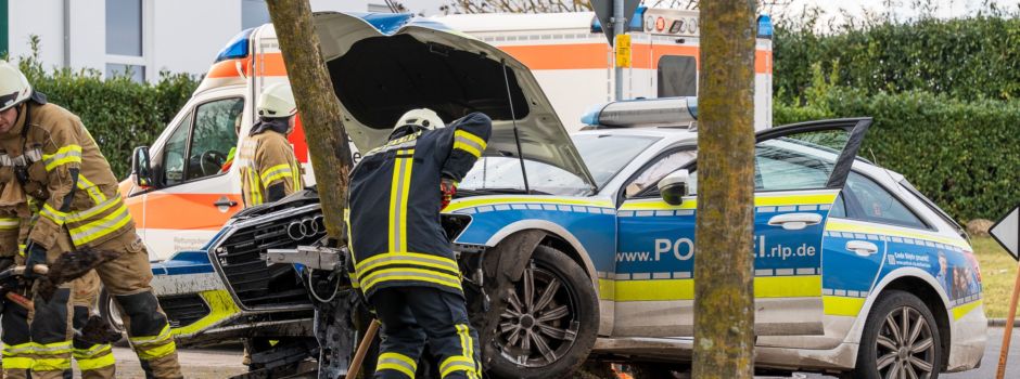 Trotz Blaulicht: Mainzer Polizeiauto muss ausweichen und kracht in Baum
