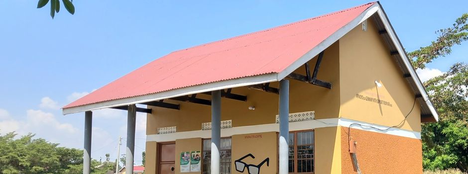Ausstattung einer Optikerwerkstatt in Uganda