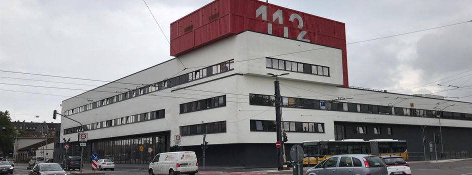 Lkw rammt Wiesbadenerin auf Mainzer Rheinallee – Fahrer flüchtet