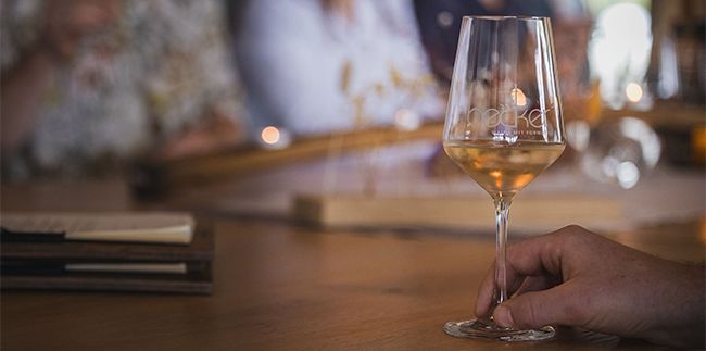 „Grumbeersupp“ und Kriminalfälle: Gina Greifenstein liest im Weingut Becker