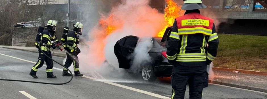 Auto brennt auf Wiesbadener Abraham-Lincoln-Straße ab