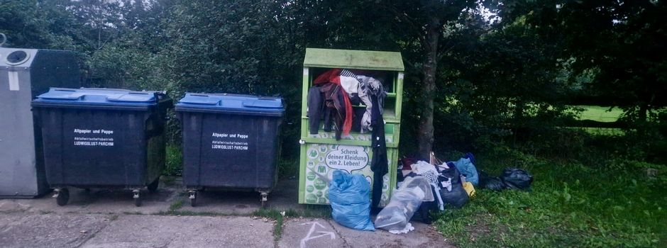 Überfüllte Altkleidercontainer