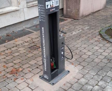 Fahrrad-Reparaturstation aufgebaut