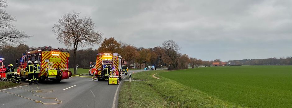 PKW fährt frontal vor Baum: Im Fahrzeug eingeschlossener Fahrer muss aus seinem Fahrzeug befreit werden