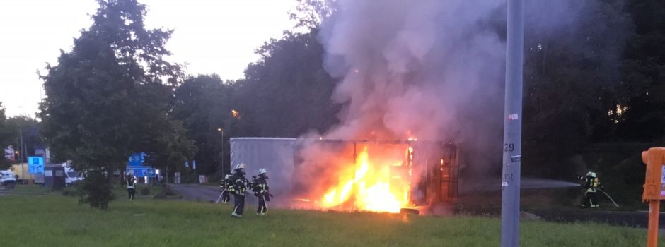 Lkw-Brand führt zu stundenlangem Feuerwehr-Einsatz