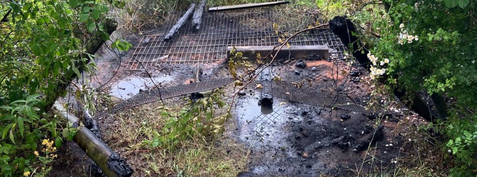 Brandstiftung in Uckendorf: Holzkonstruktion am Stockemer See zerstört