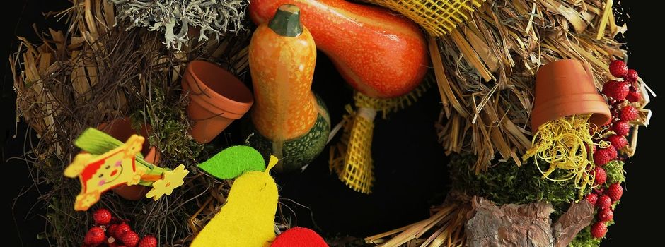 Bunte Blätter und Farben locken an den Basteltisch