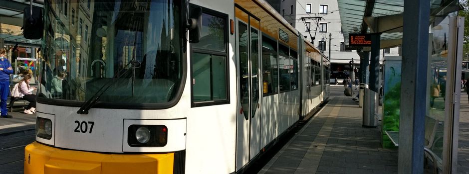In Tür eingeklemmt: Mann beim Einsteigen in Straßenbahn verletzt