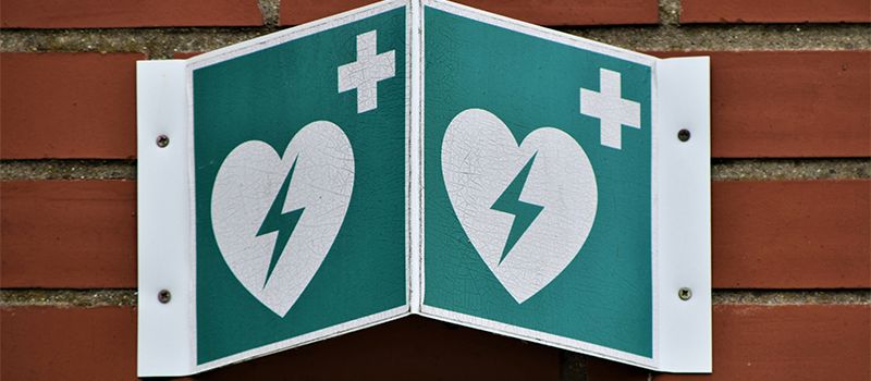 Mehr Sicherheit im Notfall: Erster öffentlich zugänglicher Defibrillator in Schwabsburg installiert