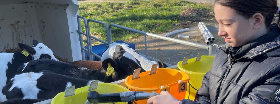 Kälber tränken, Ferkel umstallen und in der Hofwerkstatt mithelfen