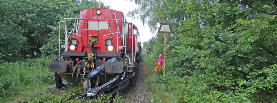 Lok erfaßt Auto am Heck