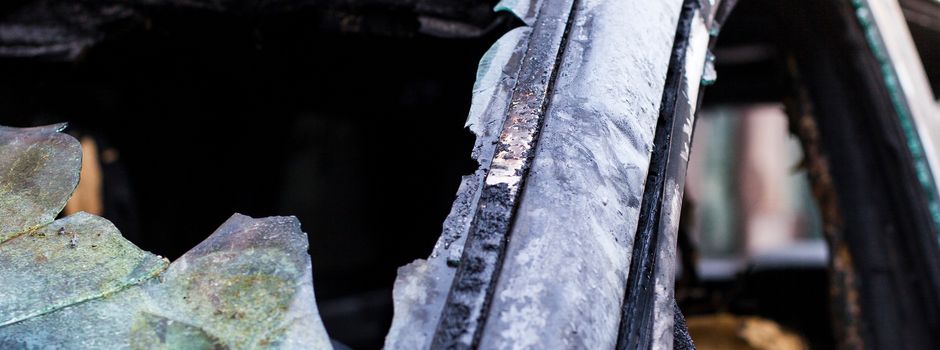 Fahrzeug nach Verkehrsunfall ausgebrannt