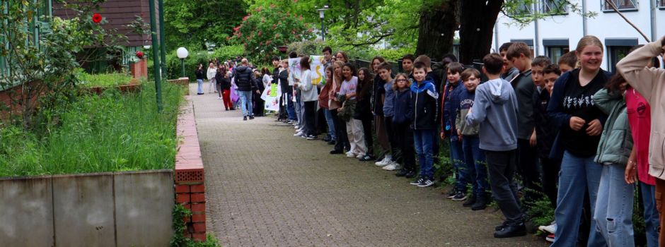 Lehrer, Schüler und Bürger bildeten eine Menschenkette
