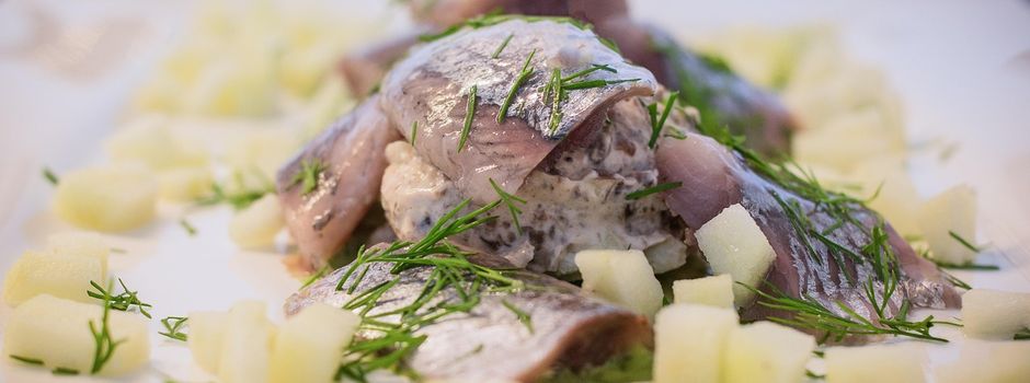 Traditionelles Matjesessen