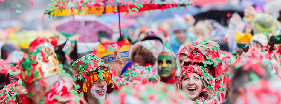 Weiber-Nass-Nacht: Karnevalisten trotzen dem Regen