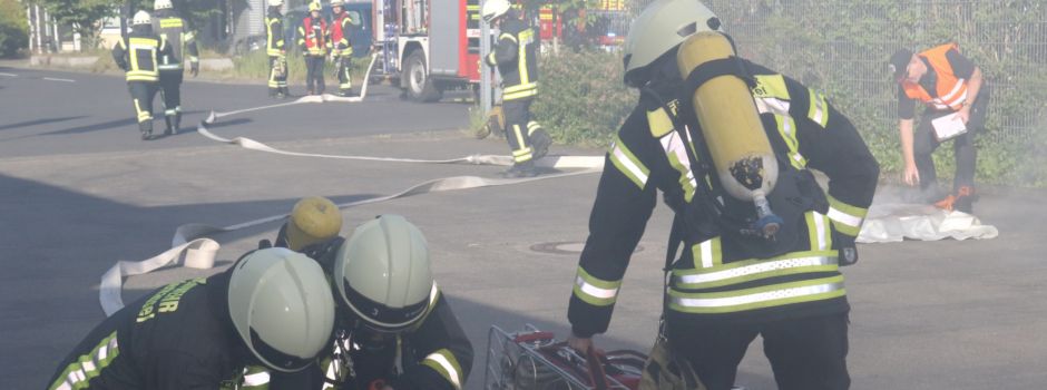 Große Zugübung der Freiwilligen Feuerwehr im Industriegebiet Mondorf