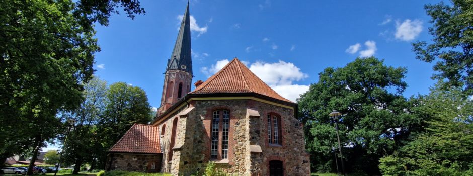 Spannende Führung: Wie aus Feldsteinen die Peter-und-Paul-Kirche wurde