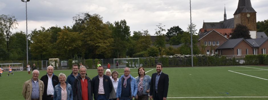 Neuer Kunstrasenplatz am Waldstadion offiziell übergeben