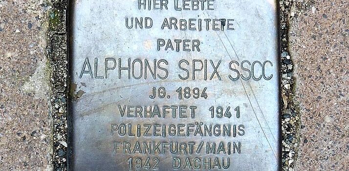 Gedenken an die Opfer des Holocaust – Peregrini e.V. legt Kranz in der Arnsteiner Klosterkirche nieder