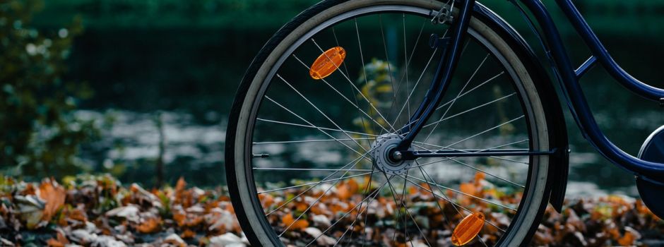 Schwerer Unfall in Worms: Radfahrer rammt Motorroller und flüchtet