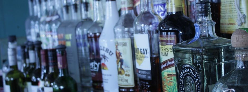 Mann trinkt in Mainzer Tankstelle Schnaps auf ex und verliert Bewusstsein