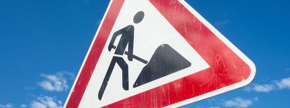 Reparaturzüge auf Landes- und Bundesstraßen im Einsatz