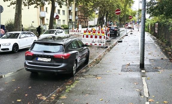 Autofahrer ignorieren Einbahnstraßenregelung in Wiesbaden