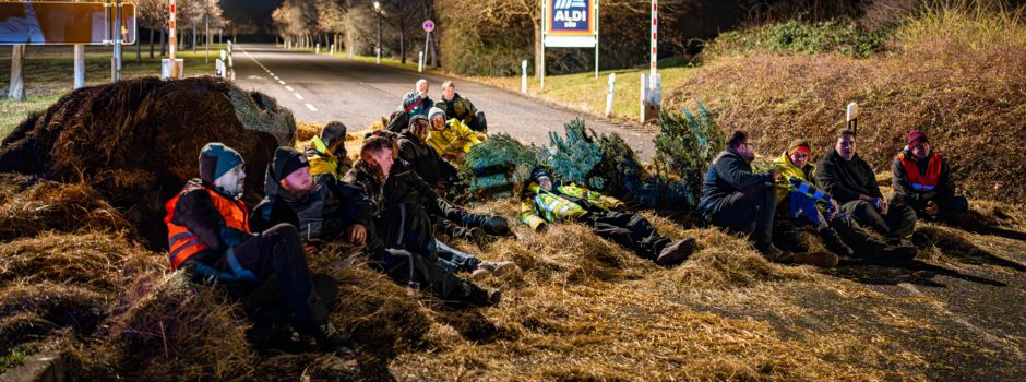 Bauern blockieren Supermarkt-Zentralen in Bingen