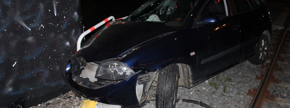 Unfall in Mondorf: PKW landet im Gleisbett