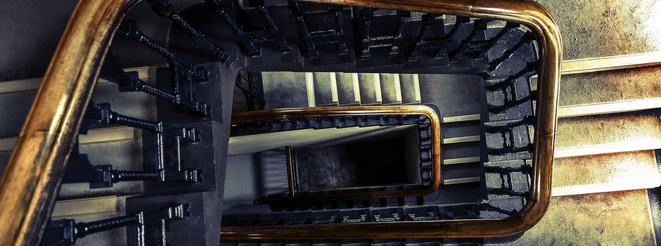 Aus dem 6. Stock: Wiesbadenerin wirft Holzkeile auf Wohnungssuchende