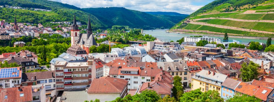 Mann würgt Frau auf offener Straße