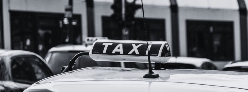 Tragischer Unfall: Radfahrerin bei Kollision mit Taxi schwer verletzt