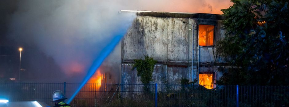 Großbrand in Mainz: Bürocontainer-Komplex brennt „lichterloh“