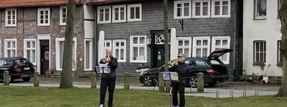 Musikalische Ostergrüße auf dem Kirchplatz in Herzebrock