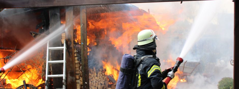 Unterstand lichterloh in Flammen
