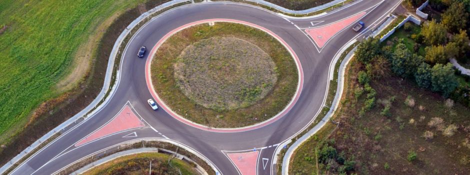 Alzey: Auto fährt verkehrtherum in Kreisel und kollidiert mit Lkw