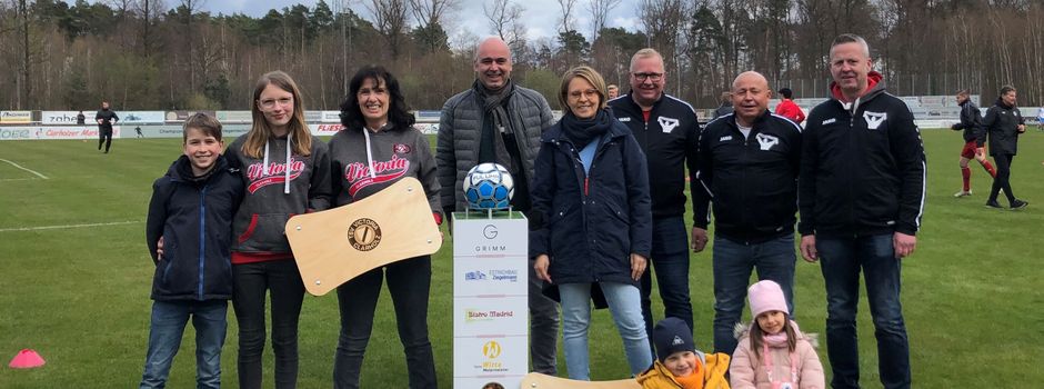 TSV Victoria Clarholz: Übergabe Rollbretter Clarholzer Jungs an Kinderturngruppe