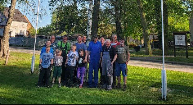 Traditionelles Maibaumaufstellen