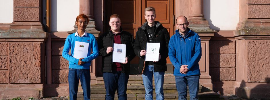 Schüler des Leibniz-Gymnasiums übergeben regionalgeschichtliche Arbeiten an das Stadtarchiv